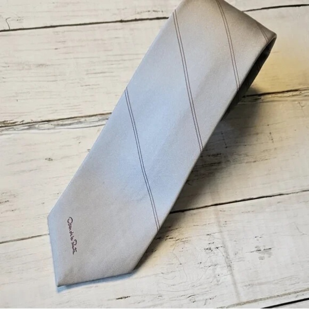 Vintage 1980's Oscar‎ de la Renta Tie Necktie Light Gray Striped 52" x 3"